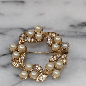 Pearl Gold Brooch